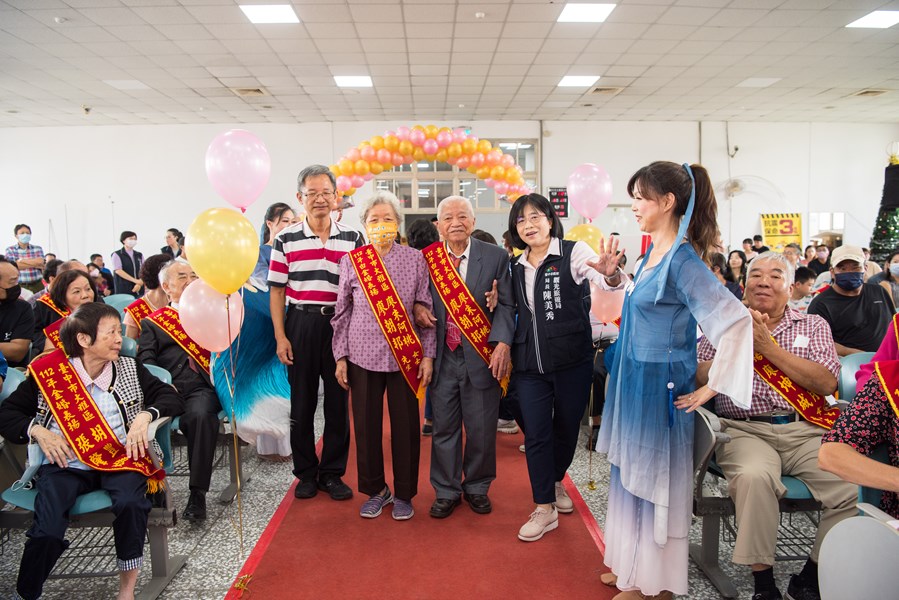 臺中市政府觀光旅遊局局長陳美秀陪同本區婚齡 最長的白金婚伉儷走紅毯進場