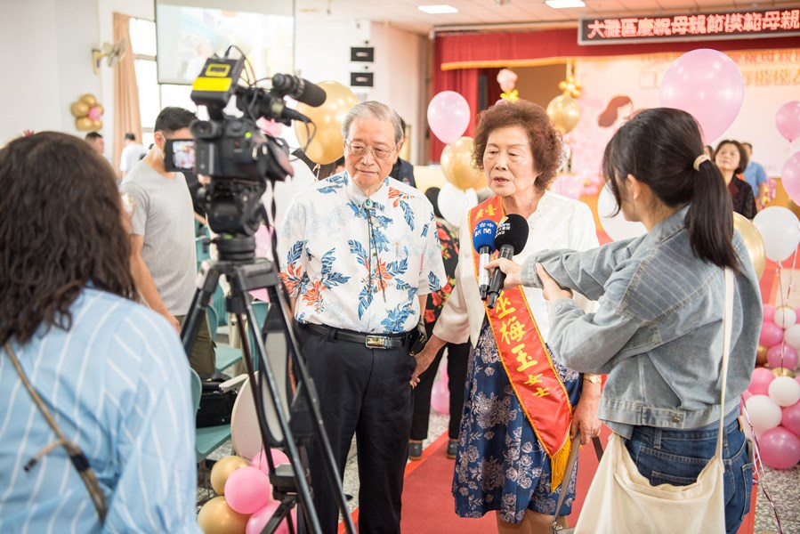 (5)模母代表接受採訪