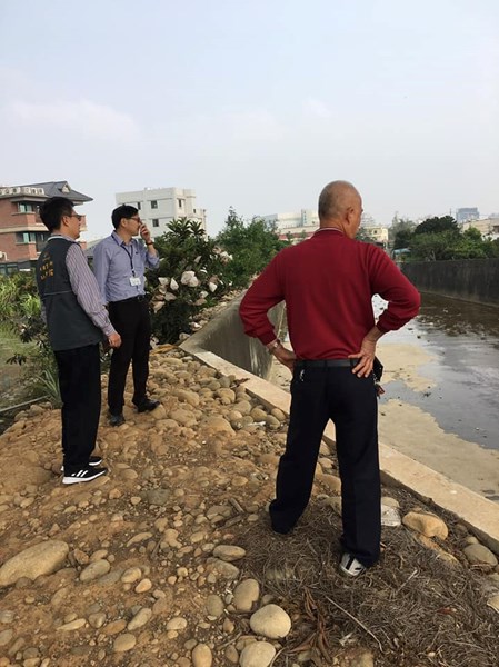 秀山里里長蔡錦瑭與馬宗佑區長、公建課長王榮彬討論河川問題