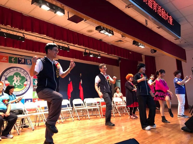 楊瓊瓔副市長與馬宗佑區長一起上台表演舞蹈