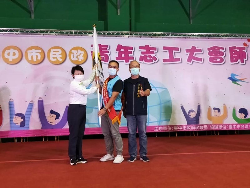 盧秀燕市長授旗，與張閔翔隊長、李修齊區長合影