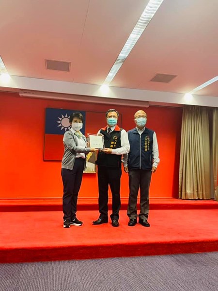 盧秀燕市長頒發獎牌予廖顯彬主席，並由李修齊區長陪同